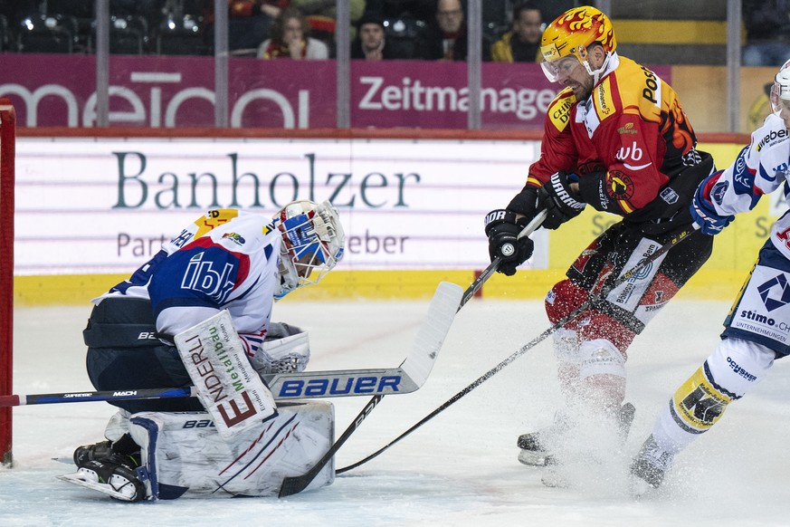 Berns PostFinance Top Scorer Christopher DiDomenico, rechts, im Duell mit Klotens Torhueter Sandro Zurkirchen im Eishockey Qualifikationsspiel der National League zwischen dem SC Bern und dem EHC Klot ...