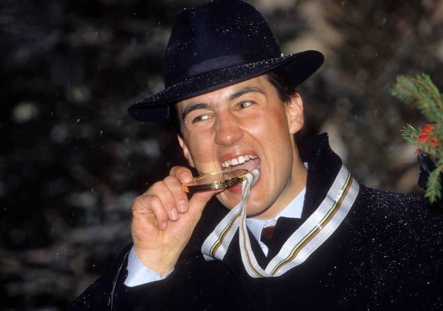 Bildnummer: 05326489 Datum: 11.02.1992 Copyright: imago/Sven Simon
Josef Polig (Italien), Olympiasieger in der Kombination der Olympischen Spiele 1992; Vdia, quer, Sieg, Jubel, Goldmedaille, Gold, Med ...