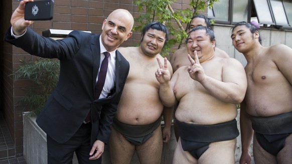 BILDPAKET -- ZUM JAHRESRUECKBLICK 2018 APRIL, STELLEN WIR IHNEN HEUTE FOLGENDES BILDMATERIAL ZUR VERFUEGUNG -- Swiss Federal President Alain Berset, left, takes a selfie picture with sumo wrestlers, d ...