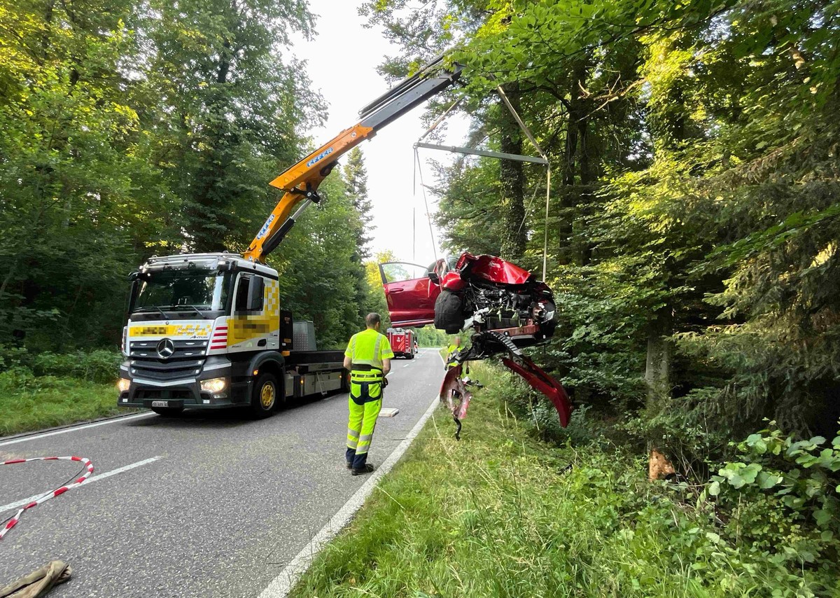 Boningen: Auto prallt bei Selbstunfall in Baum – Autolenkerin schwer verletzt (Zeugenaufruf)