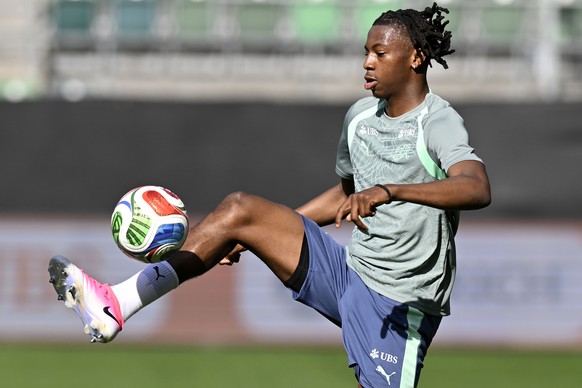 Johan Manzambi beim Training der Schweizer Fussballnationalmannschaft im Kybunpark beim WM26 Pre-Camp in St. Gallen am Montag, 25. Mai 2026. (KEYSTONE/Walter Bieri)