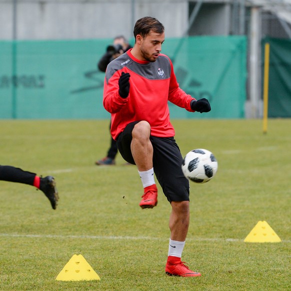 Davide Mariani, rechts, in Aktion, waehrend des ersten Trainings nach der Winterpause des FC Lugano fuer die Saison 2017/18 im Cornaredo Stadion in Lugano aufgenommen am Montag, 8. Januar 2018. (KEYST ...