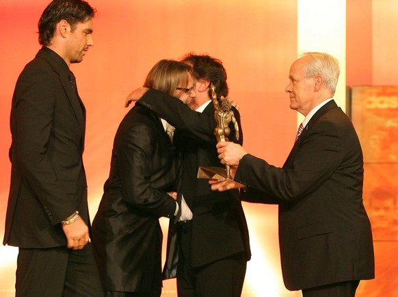 Pascal Zuberbuehler, Joerg Stiel, Michel Pont und Trainer Koebi Kuhn, von links, freuen sich ueber die Wahl der Fussballnationalmannschaft zum Team des Jahres, an der Verleihung der Credit Suisse Spor ...