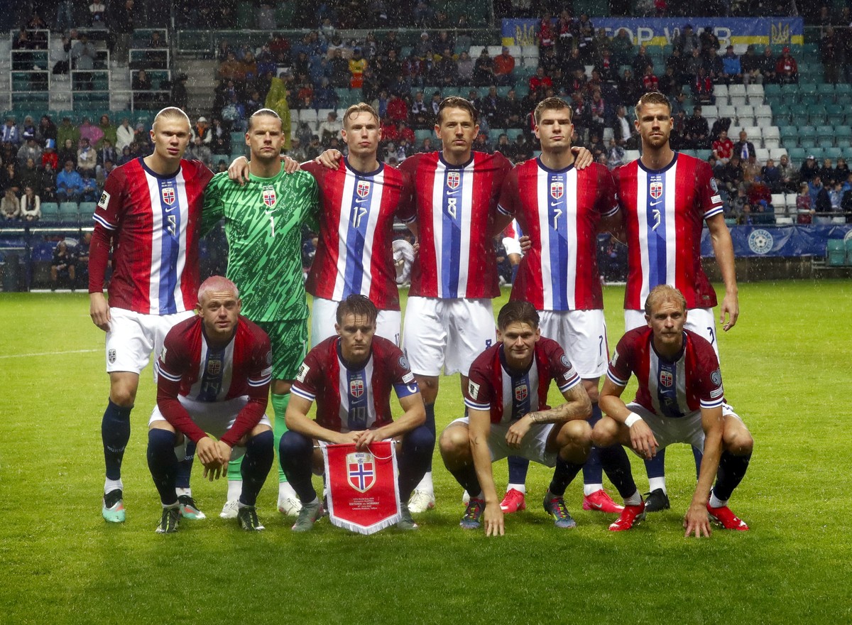 epa12166767 Players of Norway pose for a team photo ahead of the FIFA World Cup 26 qualification match between Estonia and Norway in Tallinn, Estonia, 09 June 2025. EPA/TOMS KALNINS