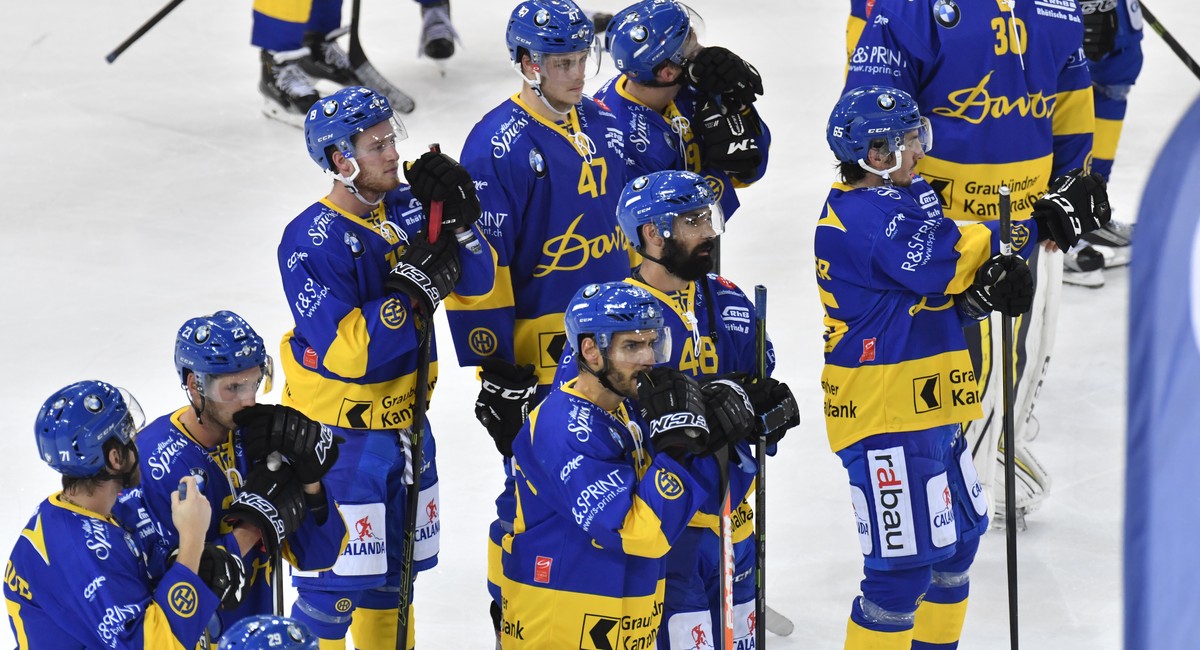 Die enttaeuschten Davoser nach der 1:4 Niederlage gegen Bern, beim Eishockey Meisterschaftsspiel der National League A zwischen dem HC Davos und dem SC Bern, am Sonntag, 18. September 2016, in der Vai ...