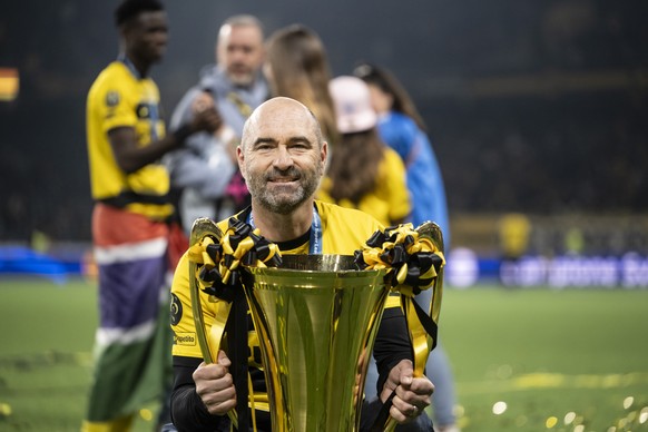 Trainer Joel Magnin (YB) posiert mit dem Pokal des Fussballschweizermeisters nach dem Fussball Meisterschaftsspiel der Swiss Super League zwischen dem BSC Young Boys, YB, und dem FC Winterthur, FCW, v ...