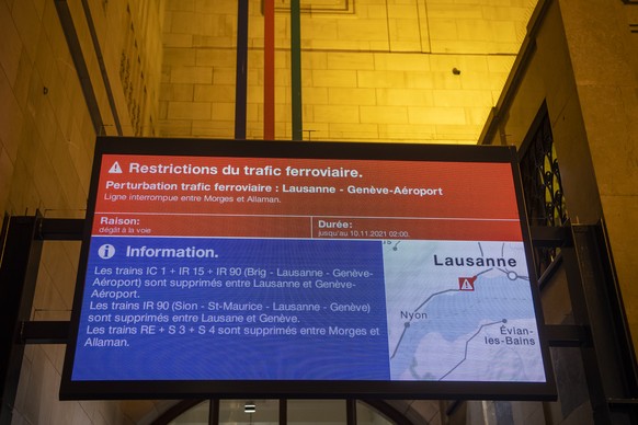 Un panneau avec les horaires des trains CFF/SBB est visible en gare de Lausanne le mardi 9 novembre 2021. La ligne CFF entre Lausanne et Geneve est interrompue mardi soir a la hauteur de Tolochenaz su ...