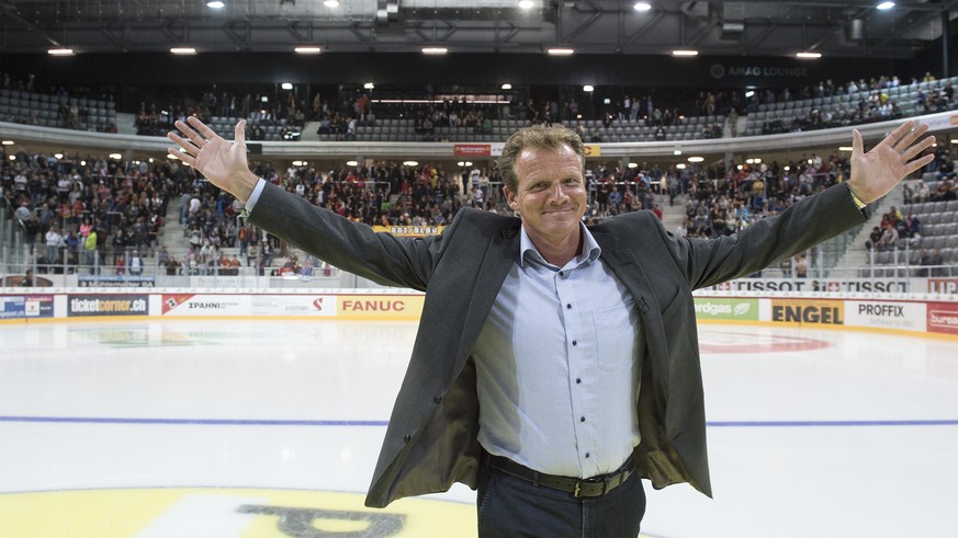 Biels Head Coach Kevin Schlaepfer waehrend der Mannschaftspraesentation, vor dem 1. Spiel in der neuen Tissot Arena, zwischen dem EHC Biel und dem HC Lausanne, am Dienstag, 1. September 2015, in der T ...