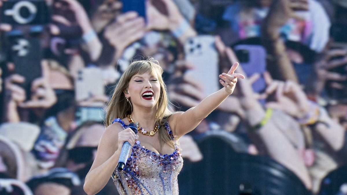 US singer-songwriter Taylor Swift performs during her concert as part of her 'Eras Tour' at the Letzigrund Stadium in Zurich, Switzerland, on 9 July, 2024. (KEYSTONE/Ennio Leanza) EDITORIAL  ...