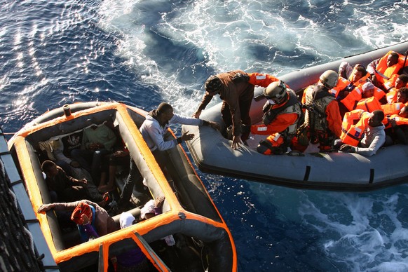 Am Morgen des 29. Mai 2015 wurde die Fregatte Hessen von der Seenotleitstelle (Maritime Rescue Coordination Centre - MRCC) ROM zu mehreren Seenotfällen etwa 30 Seemeilen nordwestlich der Stadt ABU KAM ...