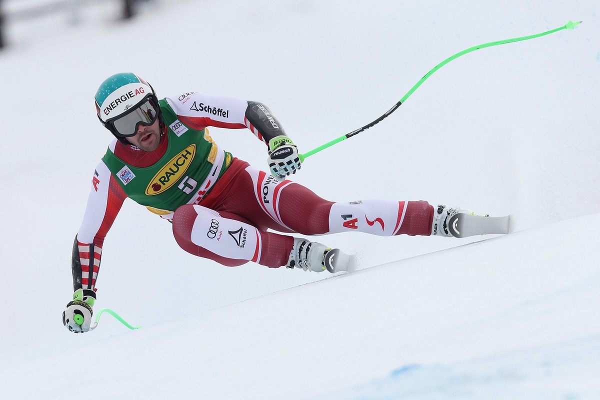 epa09659592 Vincent Kriechmayr of Austria speeds down the slope during the Men's SuperG race at the FIS Alpine Skiing World Cup in Bormio, Italy, 29 December 2021. EPA/ANDREA SOLERO