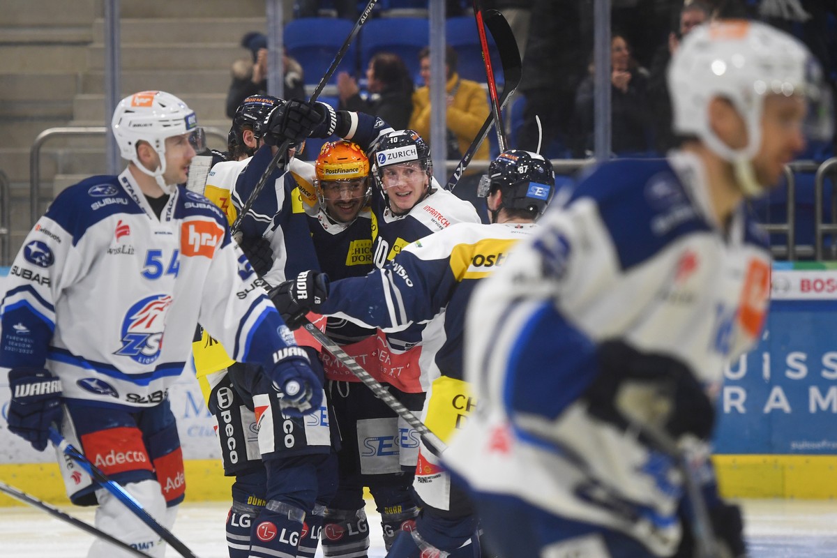 Ambri's player Brandon McMillan celebrates with his teammates the 2-2 goal, during the preliminary round game of National League Swiss Championship between HC Ambri Piotta and ZSC Lions, at the i ...