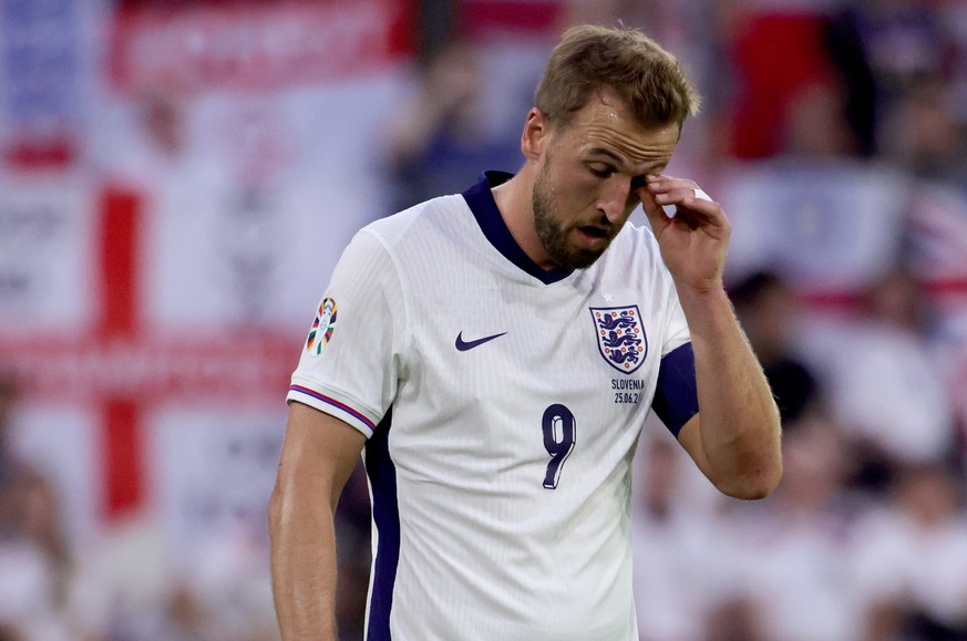 epa11437709 Harry Kane of England looks on during the UEFA EURO 2024 group C soccer match between England and Slovenia, in Cologne, Germany, 25 June 2024. EPA/OLIVIER MATTHYS
