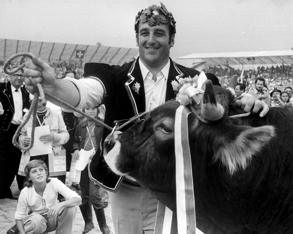 Der dreifache Schwingerkoenig Ruedi Hunsperger am Eidgenoessischen Schwinger- und Aelplerfest in Schwyz am 25. August 1974. Mit dem Sieg ueber den Berner Fritz Uhlmann wurde Hunsperger zum dritten Mal ...