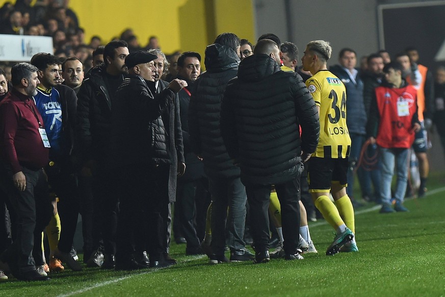 Istanbulspor s president, Ecmel Faik Sarialioglu, descended onto the field in frustration over a referee s decision, ordering the Istanbulspor team to withdraw from the match and head to the dressing  ...