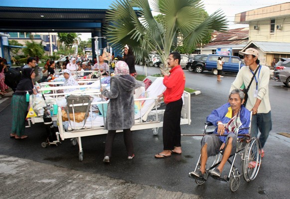 Verletzte vor einem Spital auf Sumatra.