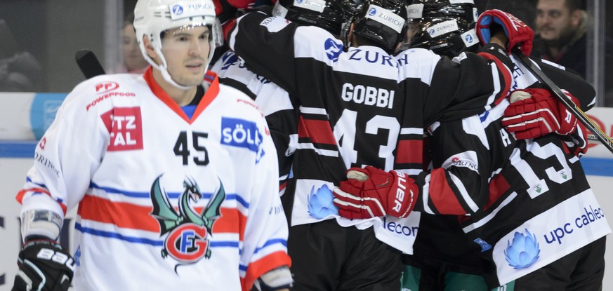 Fribourg-Gottéron, hier im Vordergrund Verteidiger Alexandre Picard,&nbsp;hatte am Mittwochabend in Lausanne mit 1:2 verloren und ist bereits aus dem Cup ausgeschieden.