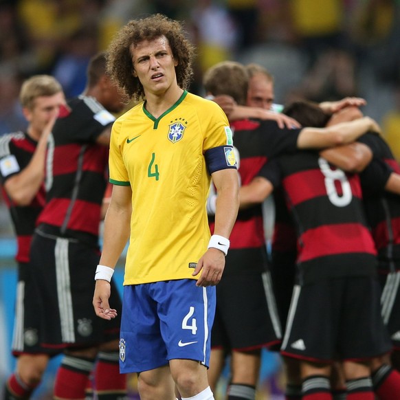 ARCHIV - ZU DEN RUECKBLICKEN AUF DIE WM 2010 UND 2014 STELLEN WIR IHNEN FOLGENDES BILDMATERIAL ZUR VERFUEGUNG - epa04306223 Brazil&#039;s captain David Luiz reacts while German player a goal during th ...