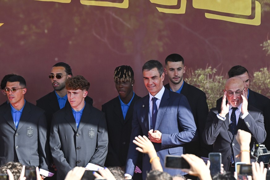 epa13123475 Spanish Prime Minister Pedro Sanchez (C) welcomes Spanish national soccer team players as they present the World Cup winner's trophy at Moncloa Palace in Madrid, Spain on 20 July 2026 ...