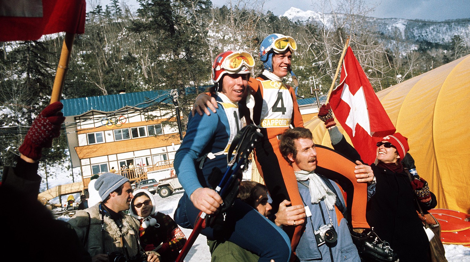 Gold und Silber in der Abfahrt: Bernhard Russi (rechts) und Roland Collombin werden gefeiert.
