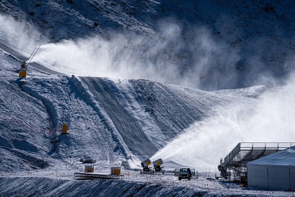 La foto mostra la mancanza di neve in prossimità della zona arrivo della nuova pista da sci 