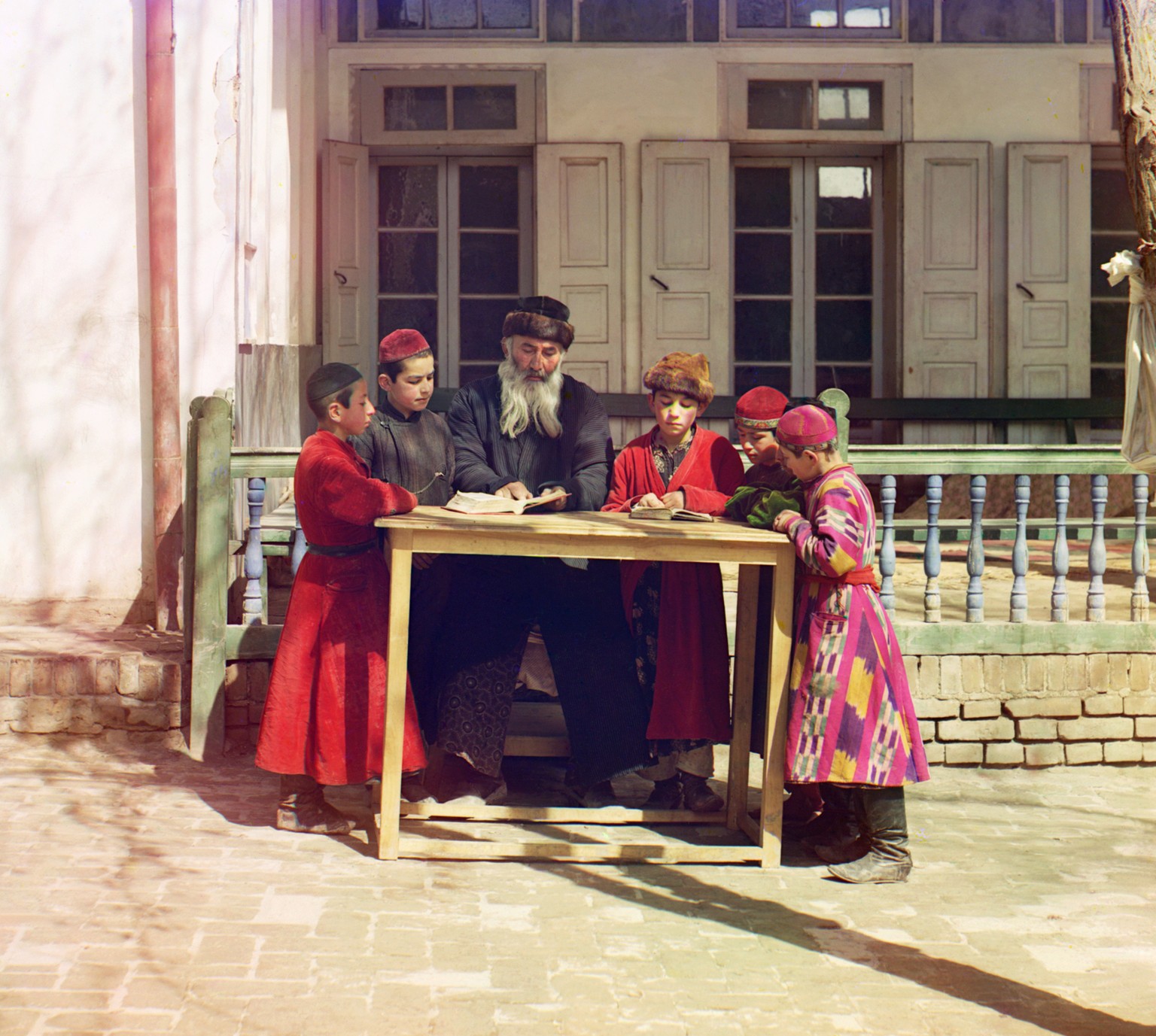 Jüdische Kinder mit ihrem Lehrer in Samarkand im heutigen Usbekistan.