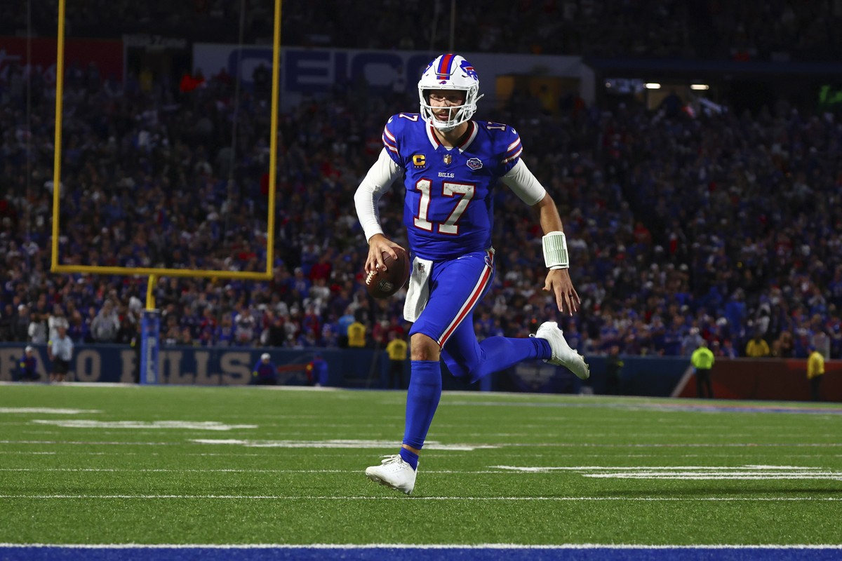 Buffalo Bills quarterback Josh Allen (17) runs for a touchdown against the Baltimore Ravens during the second half of an NFL football game in Orchard Park, N.Y., Sunday, Sept. 7, 2025. (AP Photo/Jeffr ...