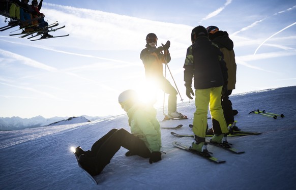 Skifahrer geniessen das milde Wetter im Skigebiet Pizol, am Freitag, 31. Dezember 2021, in Bad Ragaz. (KEYSTONE/Gian Ehrenzeller)