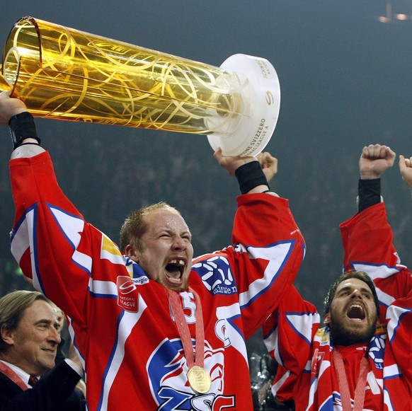 ZSC Lions Spieler Mathias Seger, Adrian Wichser und Ryan Gardner, von links, jubeln mit dem Pokal nach dem 6. Eishockey Play Off Finalspiel zwischen den ZSC Lions und dem HC Genf-Servette im Hallensta ...