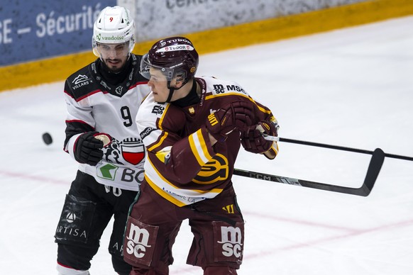 Damien Riat (LHC), gauche, lutte pour le puck avec Jesse Puljujaervi (GSHC), droite, lors de l'Acte 7 des quarts de finale des play-offs du championnat suisse de hockey sur glace de National Leag ...