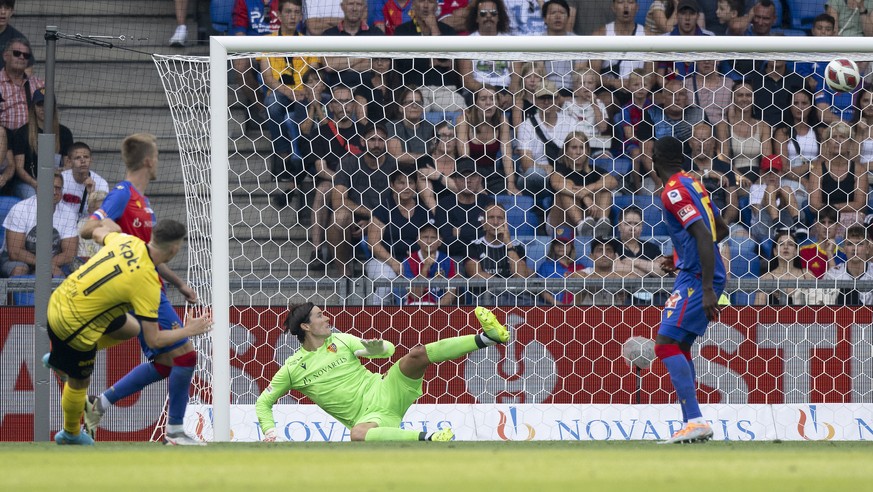 Tor von YBs Fabian Rieder ist VAR annulliert, im Fussball Meisterschaftsspiel der Super League zwischen dem FC Basel 1893 und dem BSC Young Boys, im Stadion St. Jakob-Park in Basel, am Sonntag, 7. Aug ...