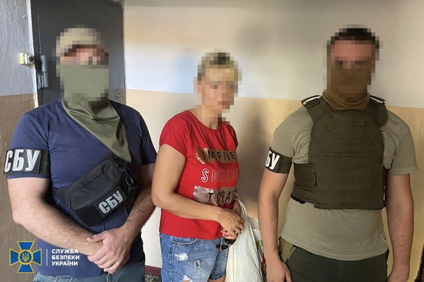 Der ukrainische Sicherheitsdienst ( SBU) berichtete am 28. August 2023, dass er eine ortsansässige Frau festgenommen habe, die beschuldigt wird, Russland Standorte ukrainischer Stellungen in Cherson v ...