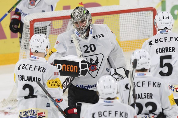 Gotterons Torhueter Reto Berra und seinem Teamkollegen jubeln nach dem Sieg (4-1), beim Eishockey Meisterschaftsspiel der National League zwischen dem EHC Biel und dem HC Fribourg Gotteron, am Samstag ...