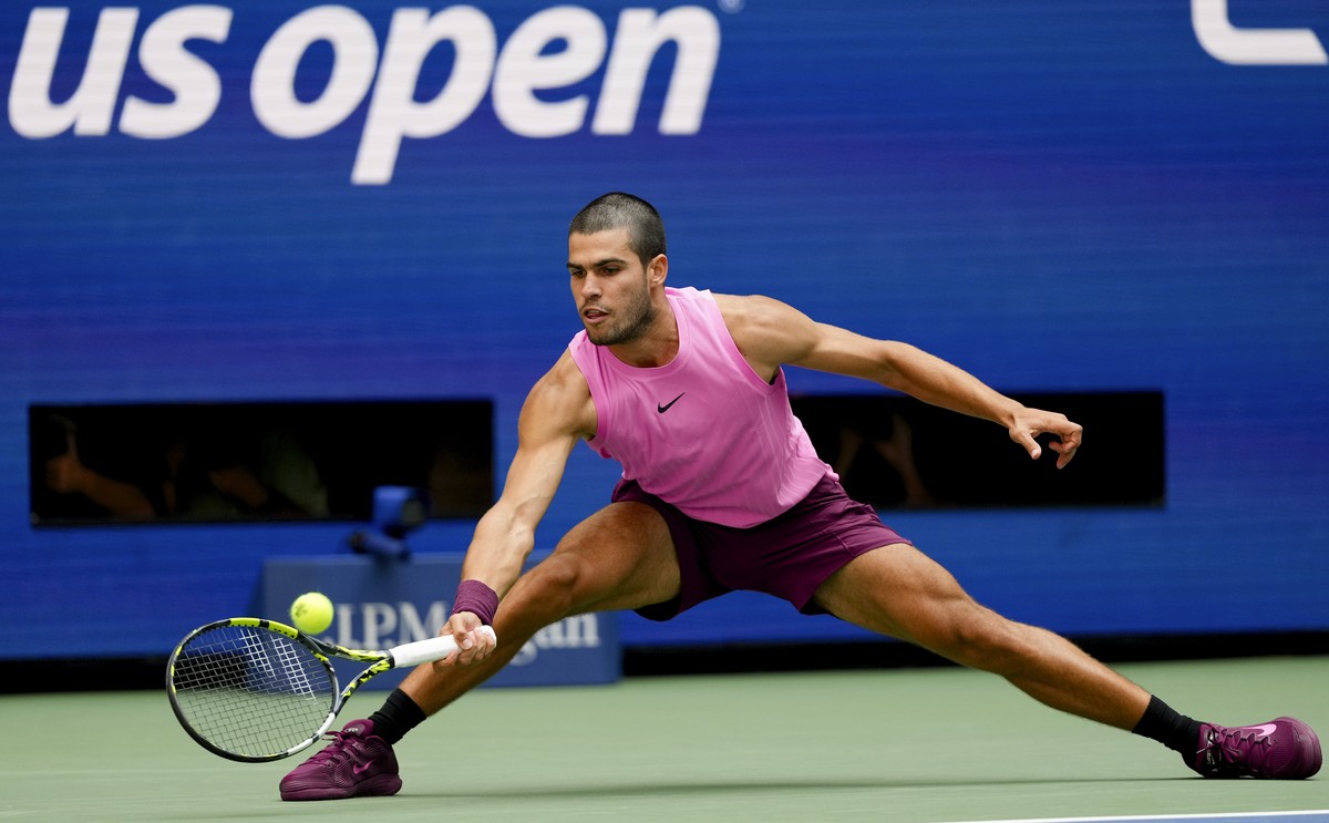 Carlos Alcaraz, of Spain, returns a shot to Jiri Lehecka, of the Czech Republic, during the quarterfinal round of the U.S. Open tennis championships, Tuesday, Sept. 2, 2025, in New York. (AP Photo/Kir ...