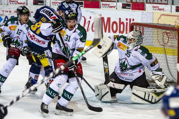 17.10.2015; Langenthal; Eishockey NLB - SC Langenthal - EHC Olten; 
v.l. Cedric Schneuwly (Olten), Brent Kelly, Romano Pargaetzi,Torhueter Matthias Mischler (Olten) (Leroy Ryser/freshfocus)