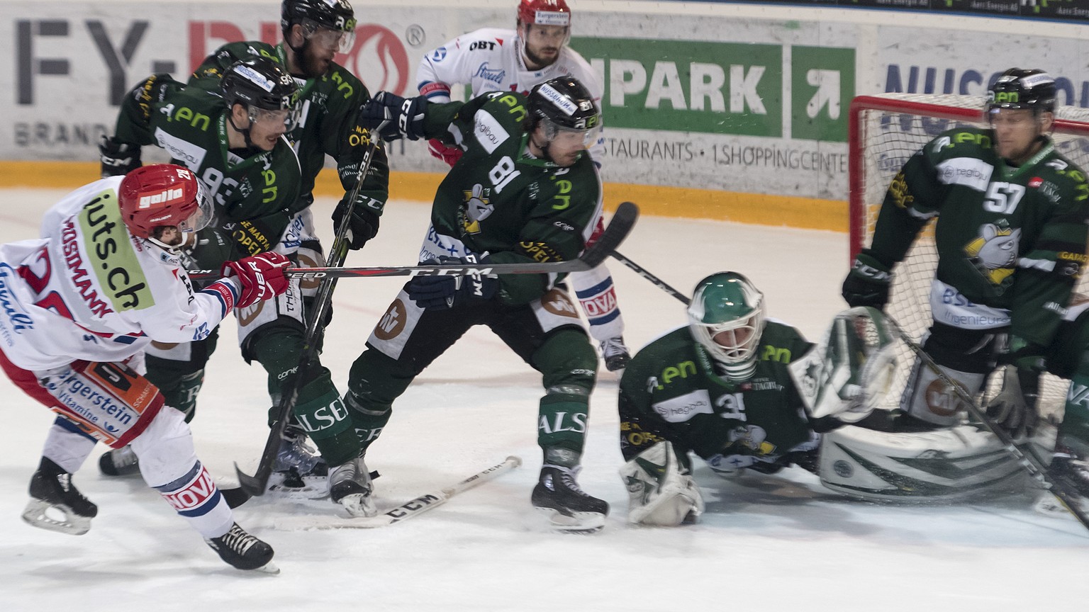 Rapperswils Jan Mosimanns, links, Schuss wird blockiert im zweiten Playoff-Finalspiel der Eishockey Swiss League zwischen dem EHC Olten und den SC Rapperswil-Jona Lakers in der Eishalle Kleinholz in O ...