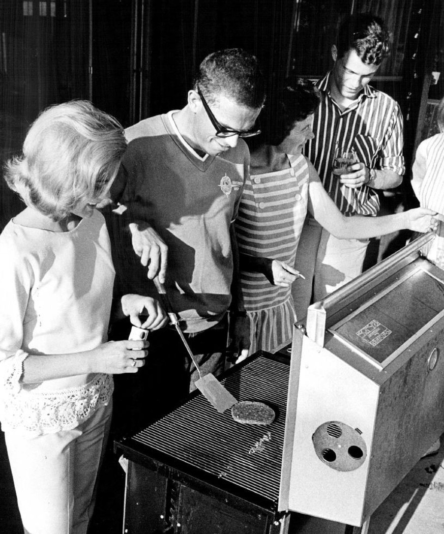 JUL 8 1967, JUL 20 1967, JUL 23 1967; Kjell learns art of grilling hamburger at patio party given by Jacqueline&#039;s parents, the Austin Thompsons. From left, Jacqueline, Kjell, Mrs. Thompson and Pe ...