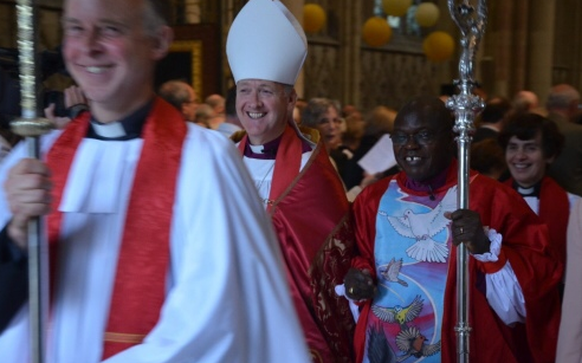 Vor einer Woche ist Baines zum Bischof geweiht worden. Er freut sich sichtlich.