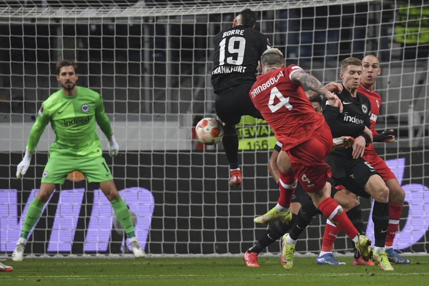 Antwerp&#039;s Radja Nainggolan scores his team&#039;s first goal during an Europa League, Group D soccer match between Eintracht Frankfurt and Royal Antwerp, at the Deutsche Bank Park in Frankfurt, G ...