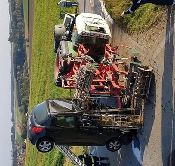 EinsatzkrÃ¤fte eilen in Ãsterreich zu einer UnfallstelleÂ Â â und sehen DAS
Habe das Bild fÃ¼r euch richtig rum gedreht. ð

BitteschÃ¶n