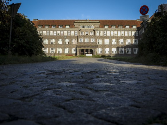 epa07130772 (FILE) - The main building of the former Klinikum Delmenhorst hospital (now Josef-Hospital), where former male nurse Niels H. allegedly killed dozens of patients in Delmenhorst, Germany, 1 ...