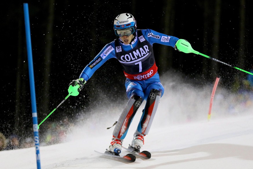 epa05685942 Henrik Kristoffersen of Norway clears a gate during the first run of the Men&#039;s Slalom race at the FIS Alpine Skiing World Cup in Madonna di Campiglio, Italy, 22 December 2016. EPA/AND ...