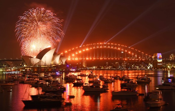 epaselect epa05692437 The 9.00pm New Year&#039;s Eve Family Fireworks go off at Sydney Harbour with the Opera House and Harbour Bridge, taken from Mrs Macquarie&#039;s Point in Sydney, Australia, 31 D ...