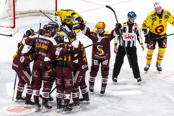 Josh Jooris (GSHC), left, celebrates his goal with his teammates after scoring the 1:1, during a National League regular season game of the Swiss Championship between Geneve-Servette HC, GSHC, and SC  ...