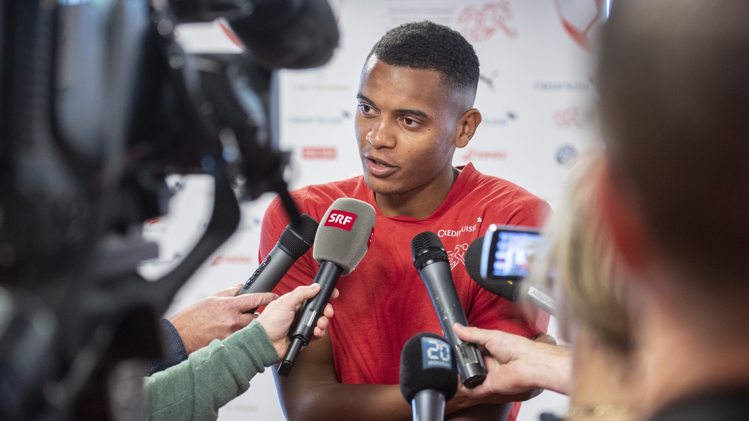 Manuel Akanji der Schweizer Fussballnationalmannschaft spricht zu den Medien im Letzigrund in Zuerich,am Montag, 8. Oktober 2018. (KEYSTONE/Ennio Leanza)