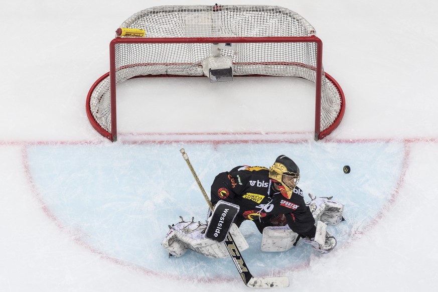 Berns Goalie Leonardo Genoni wehrt einen Zuger Schuss ab, im dritten Eishockey Playoff-Finalspiel der National League A zwischen dem SC Bern und dem EV Zug, am Dienstag, 11. April 2017 in der PostFina ...