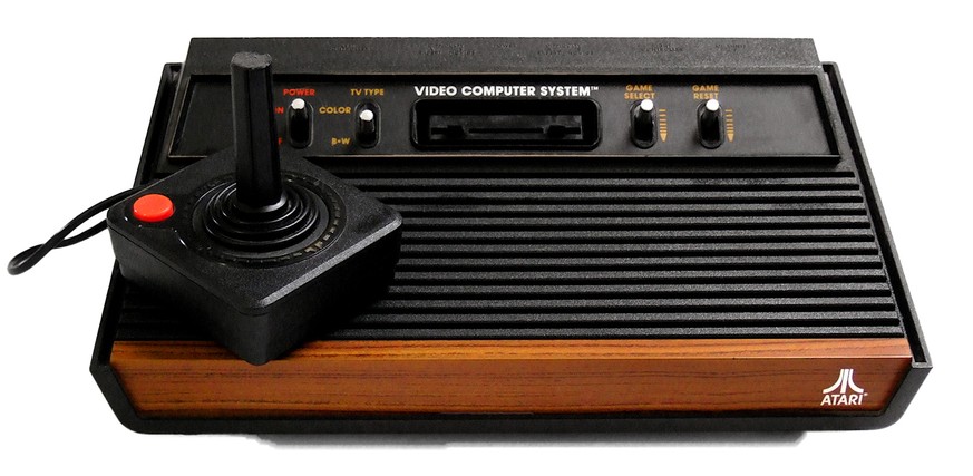 Der erfolgreiche Atari 2600 von 1979 mit Joystick.