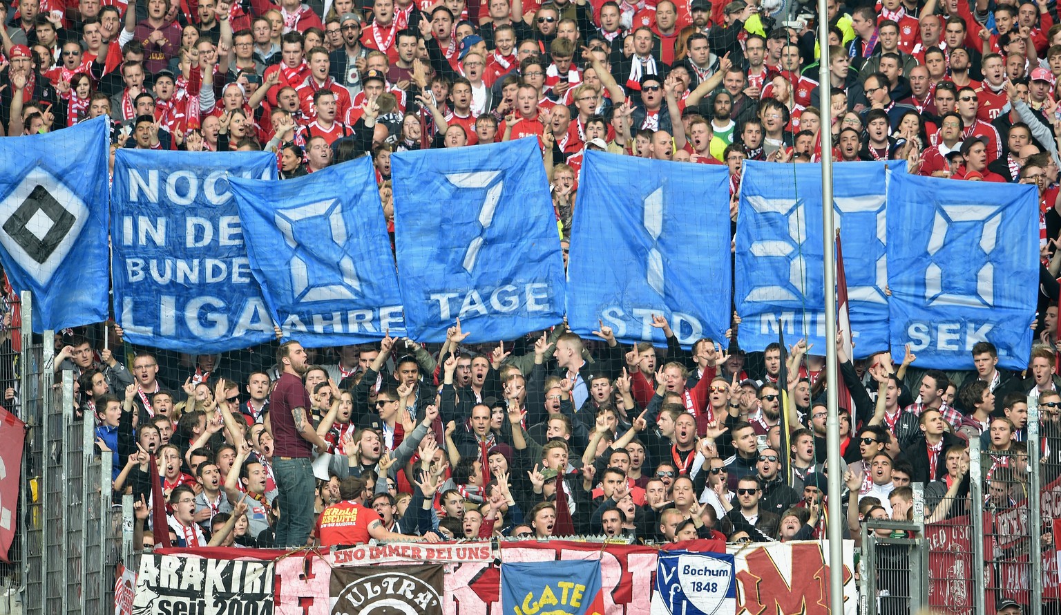 Bayern-Fans verhöhnen die ewige Uhr des HSV, welche nächste Woche still zu stehen droht.