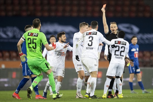 Zuerichs Nathan, Mitte, erhaelt die rote Karte im Fussball Meisterschaftsspiel der Super League zwischen dem FC Zuerich und dem FC Luzern im Letzigrund, am Donnerstag, 4. Maerz 2021 in Zuerich. (KEYST ...