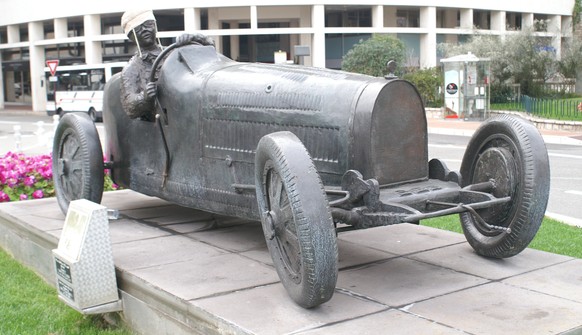 Eine Statue in Monaco erinnert an den ersten GP-Sieger.